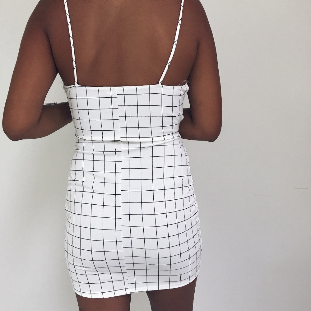🆕 Aria - White Surplice Bodycon Mini Dress - Picture 4 of 4
